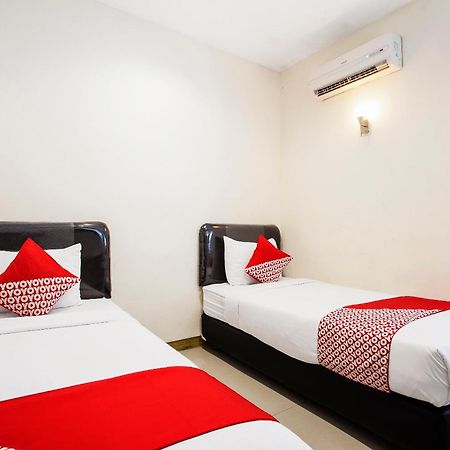 סוראבאיה Hotel O Genteng Near Genteng Market Formerly Uno Hotel מראה חיצוני תמונה