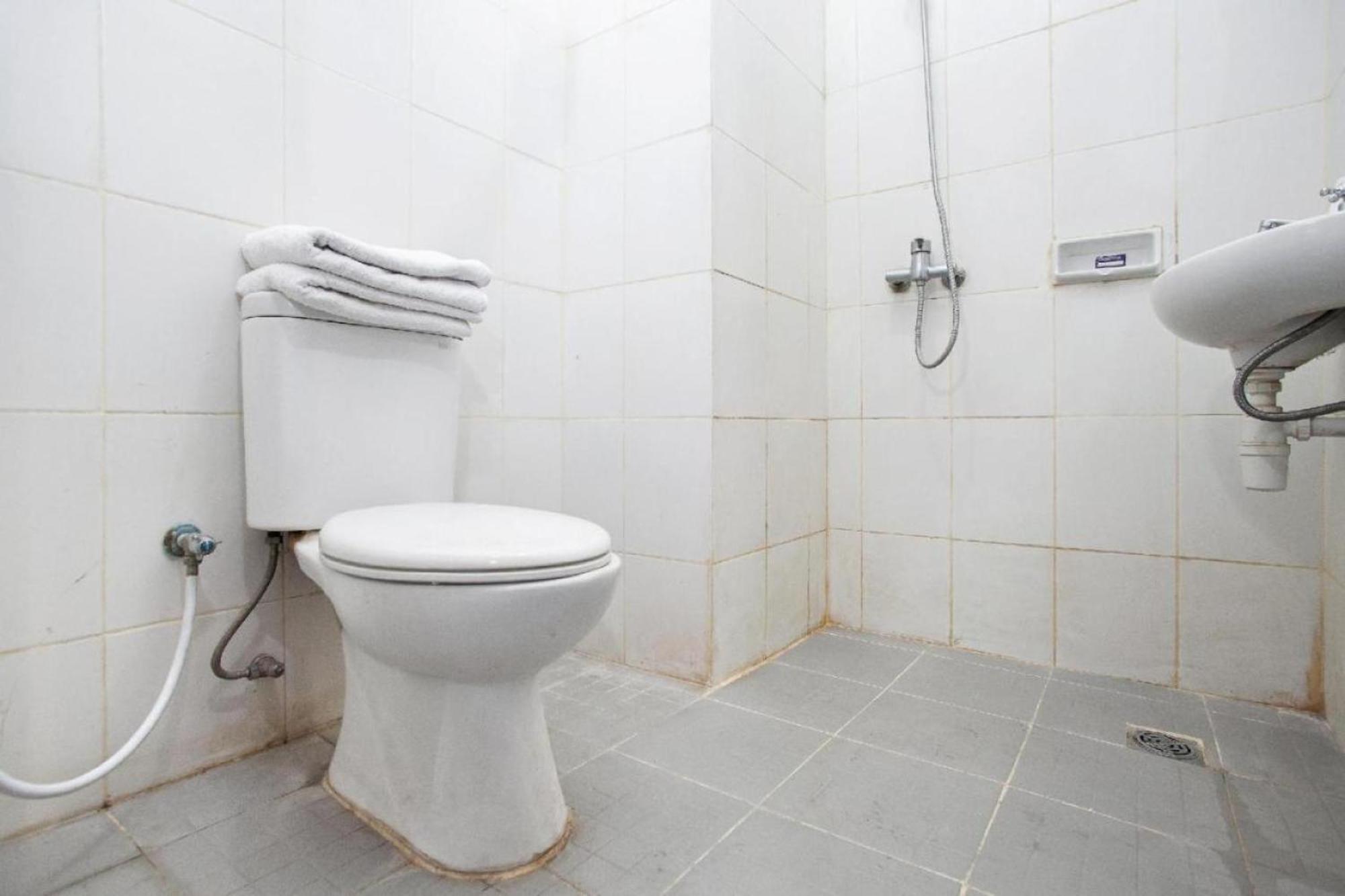 סוראבאיה Hotel O Genteng Near Genteng Market Formerly Uno Hotel מראה חיצוני תמונה
