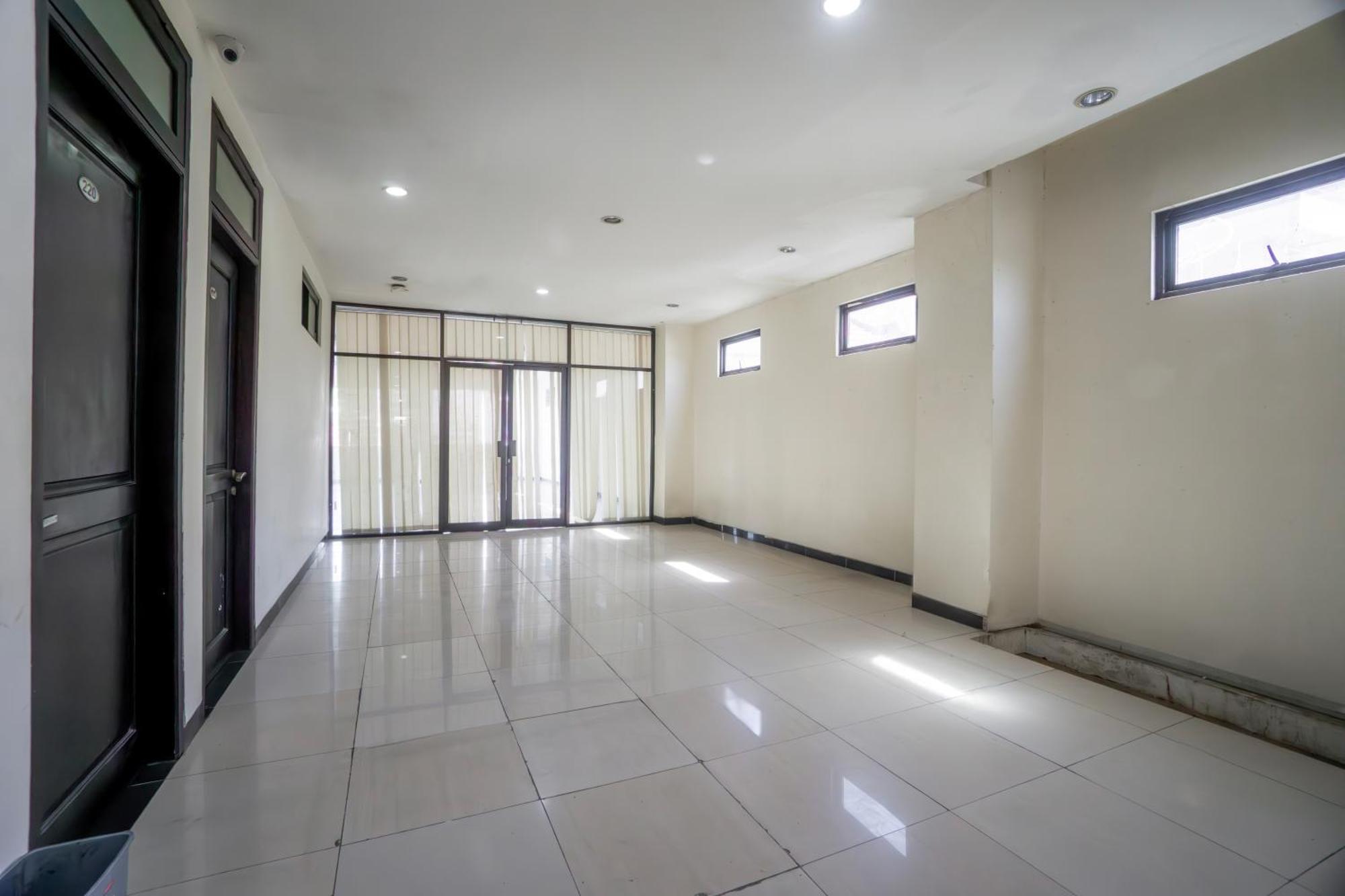 סוראבאיה Hotel O Genteng Near Genteng Market Formerly Uno Hotel מראה חיצוני תמונה