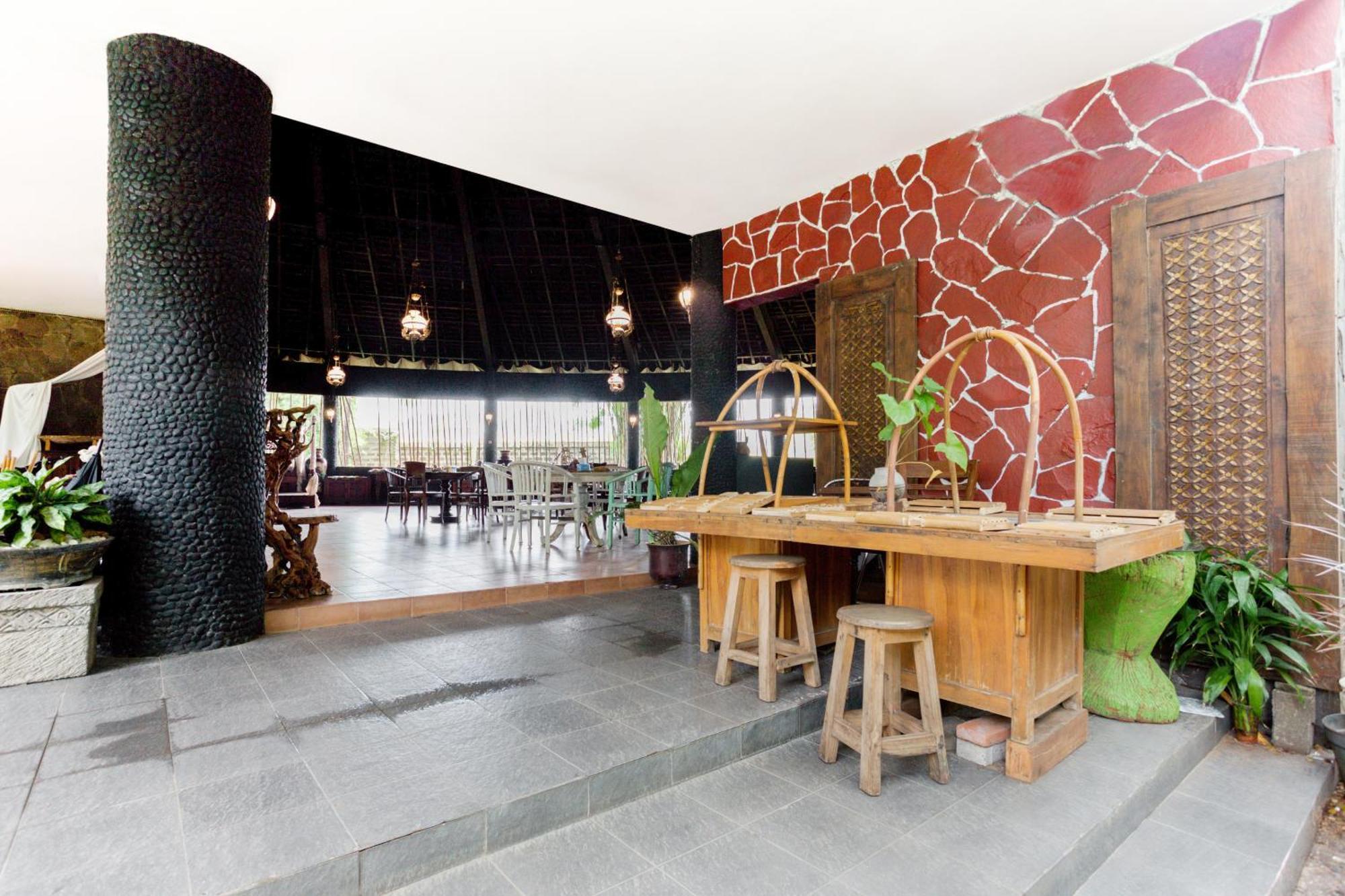 סוראבאיה Hotel O Genteng Near Genteng Market Formerly Uno Hotel מראה חיצוני תמונה