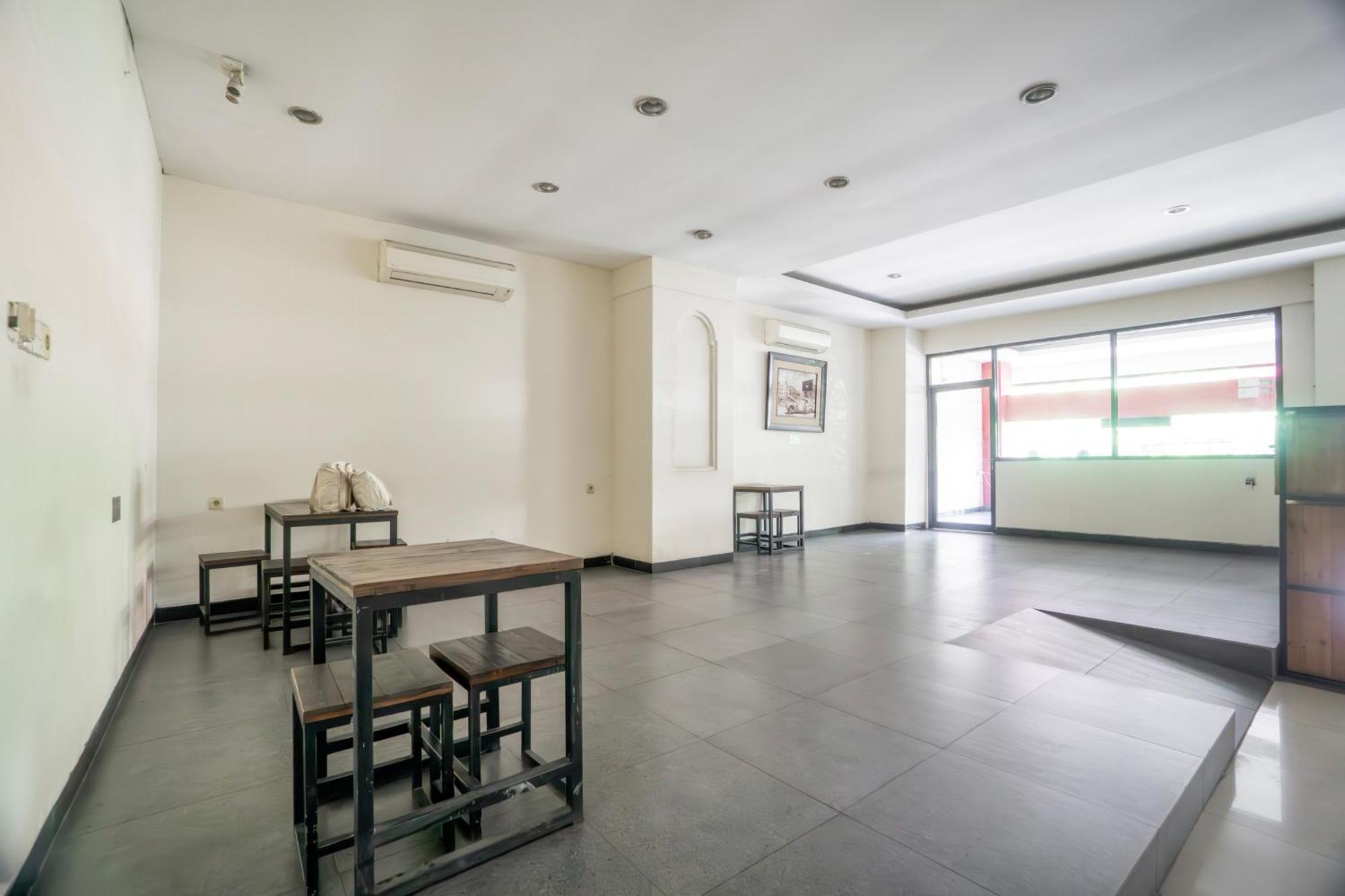 סוראבאיה Hotel O Genteng Near Genteng Market Formerly Uno Hotel מראה חיצוני תמונה