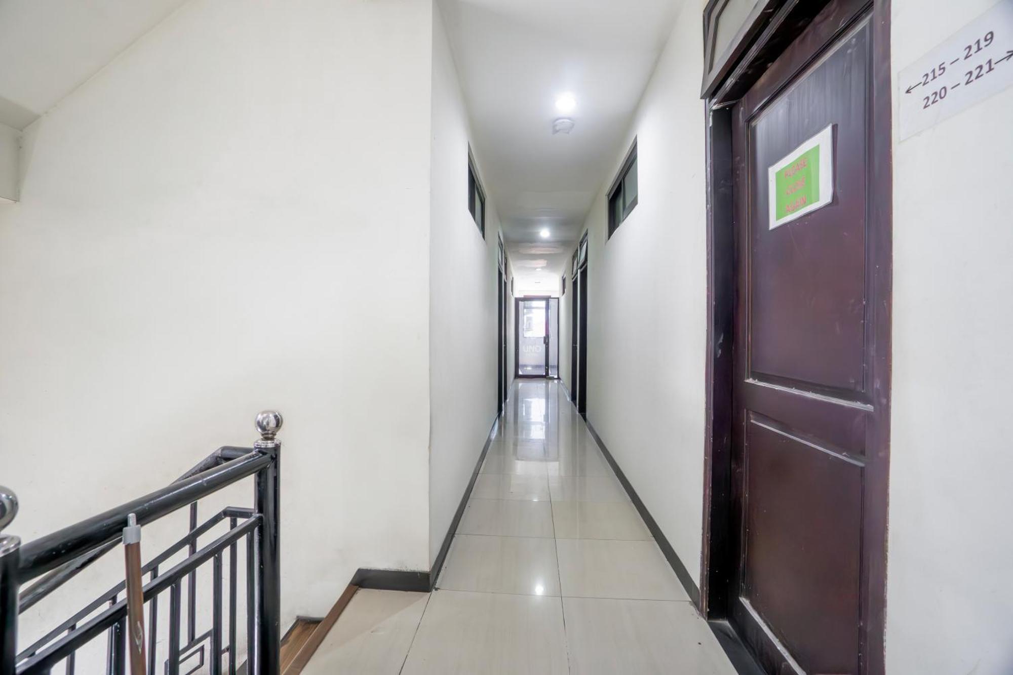 סוראבאיה Hotel O Genteng Near Genteng Market Formerly Uno Hotel מראה חיצוני תמונה